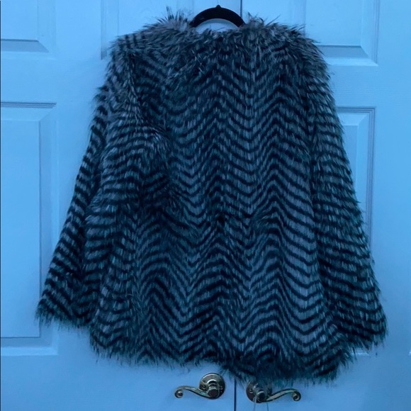 Faux fur coat - Picture 2 of 2
